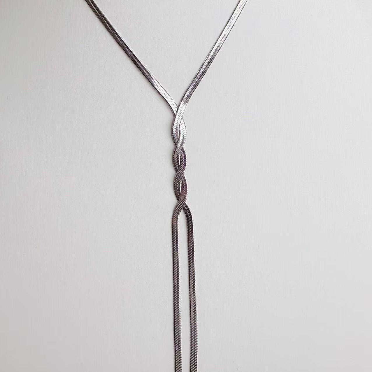 Collana Intreccio d’Argento – Eleganza Minimal a Forma di Y