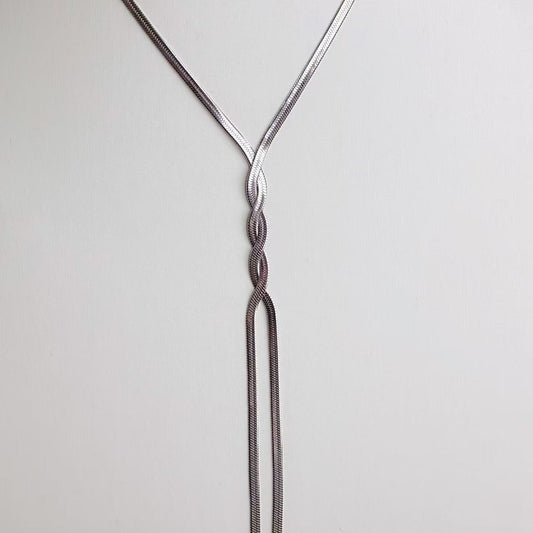 Collana Intreccio d’Argento – Eleganza Minimal a Forma di Y