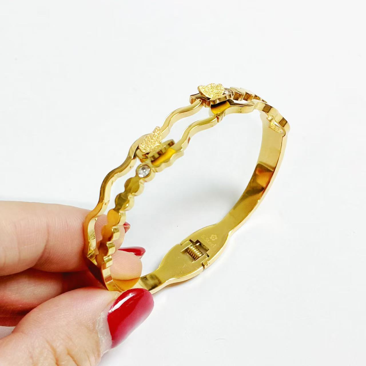 Bracciale “Onde Dorate” – Raffinatezza Fluida dal Fascino Prezioso