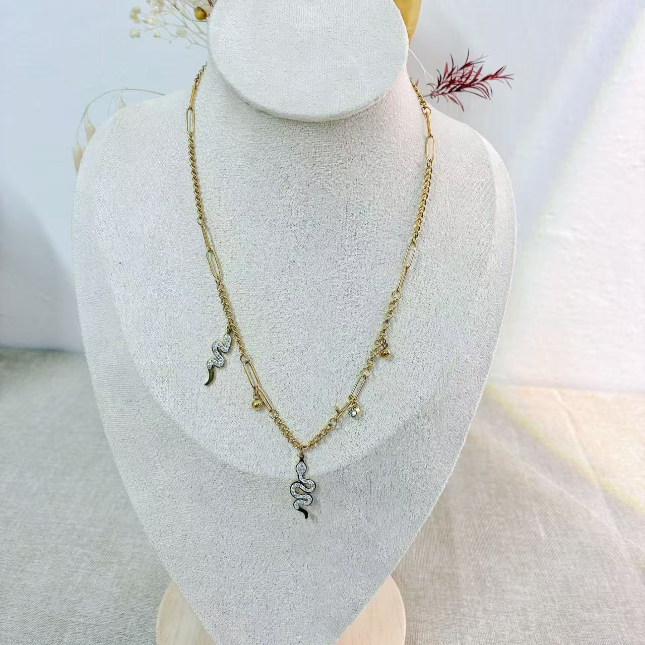 Collana “Serpente di Charme” – Forza e Fascino Contemporaneo