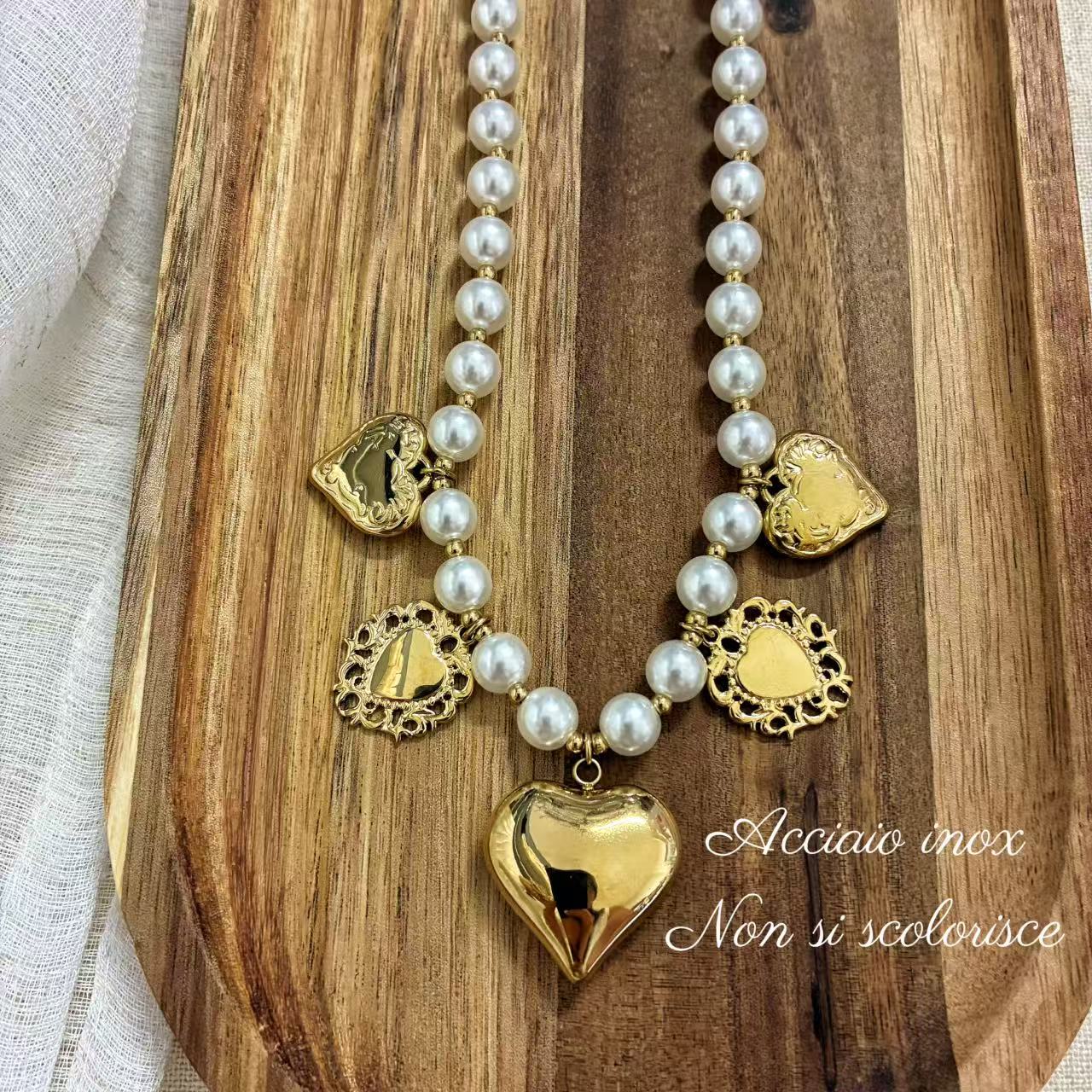 (C036) COLLANA DONNA PERLINE CON PENDENTI IN ACCIAIO INOX