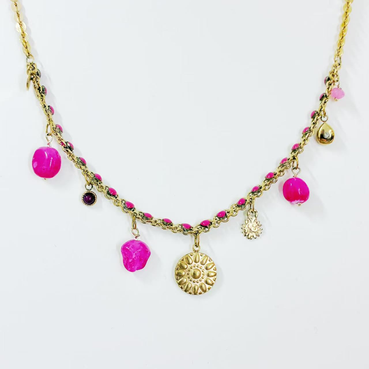 Collana con Ciondoli Rosa – Stile Vivace e Femminile