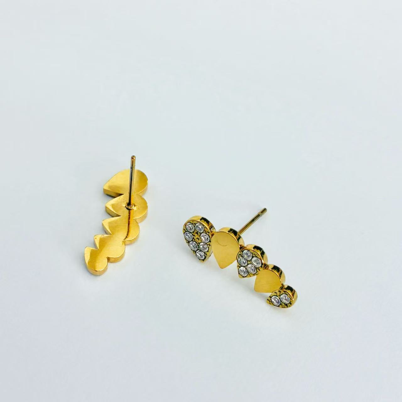 Orecchini Ear Climber Cuori Dorati con Cristalli – Romantici e Moderni