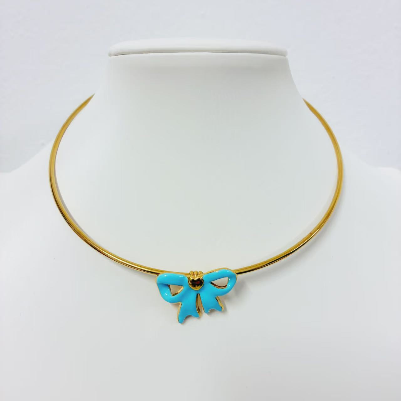 Collana “Fiocco d’Avorio” – Delicatezza Romantica e Chic Contemporaneo