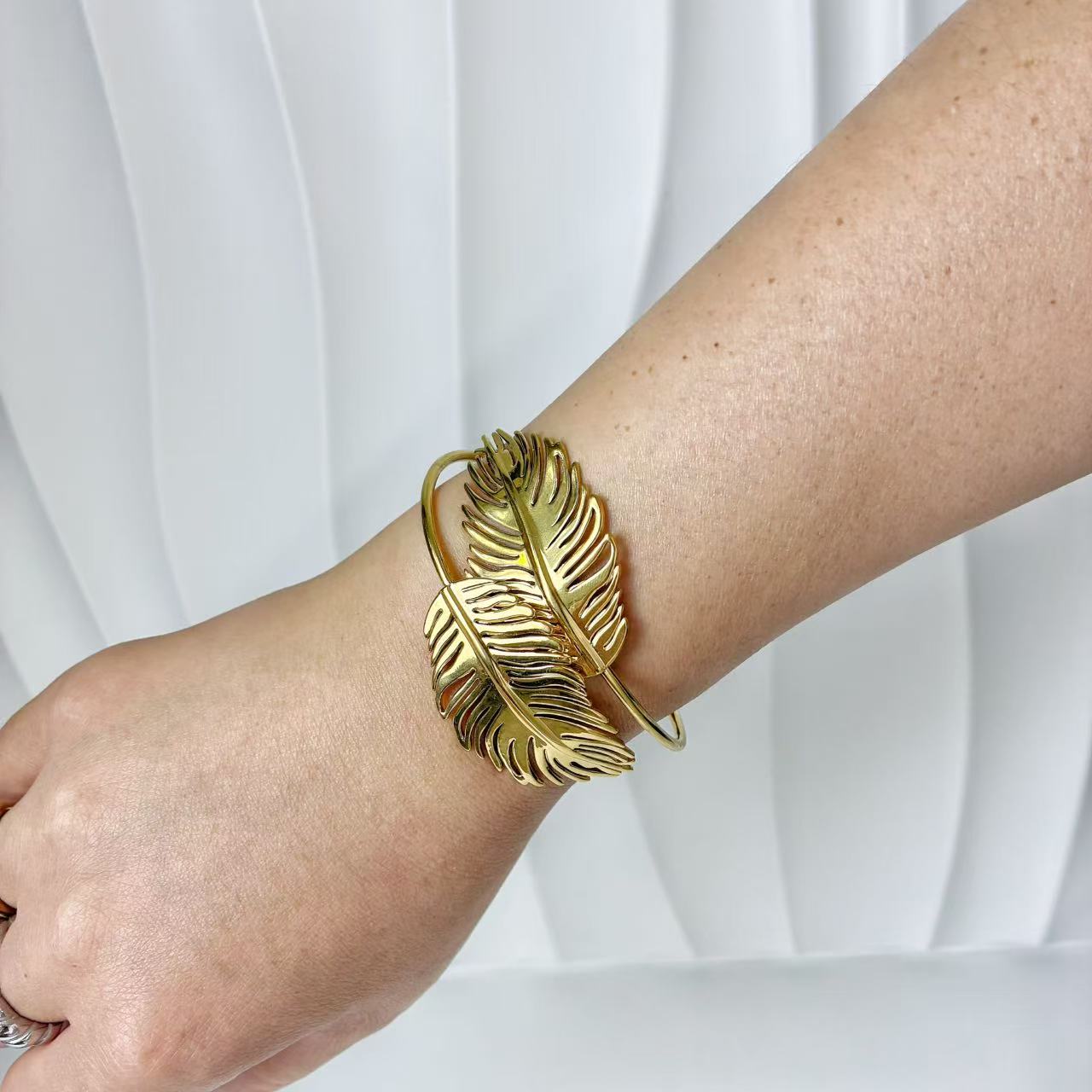 (B146)Bracciale rigido donna con molla foglie in acciaio inox