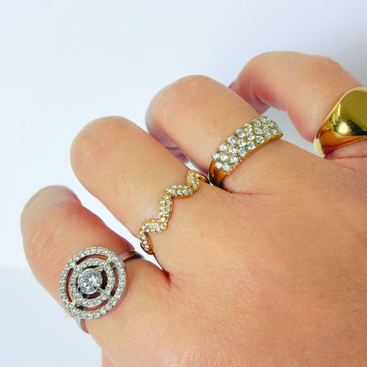 Anello “Onde di Luce” – Eleganza Moderna con Linea Fluida Pavé