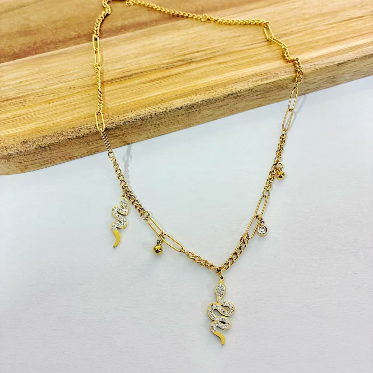 Collana “Serpente di Charme” – Forza e Fascino Contemporaneo