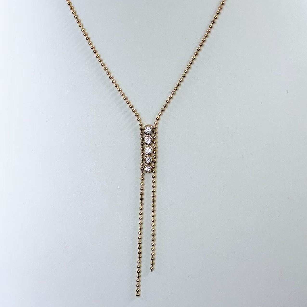 Collana “Eleganza Lineare” – Minimalismo Luminoso con Dettaglio a Cascata