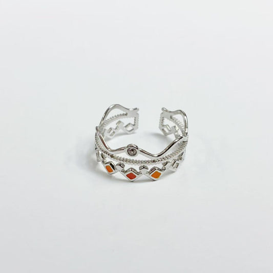 Anello “Corona Tribal” – Dettagli Etnici in una Fascia Ricercata