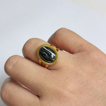 Anello con Pietra Ovale Nera – Acciaio Inossidabile Oro