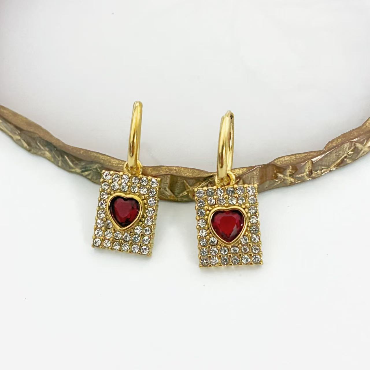 Orecchini Pendenti con Cuore – Eleganza Luminescente