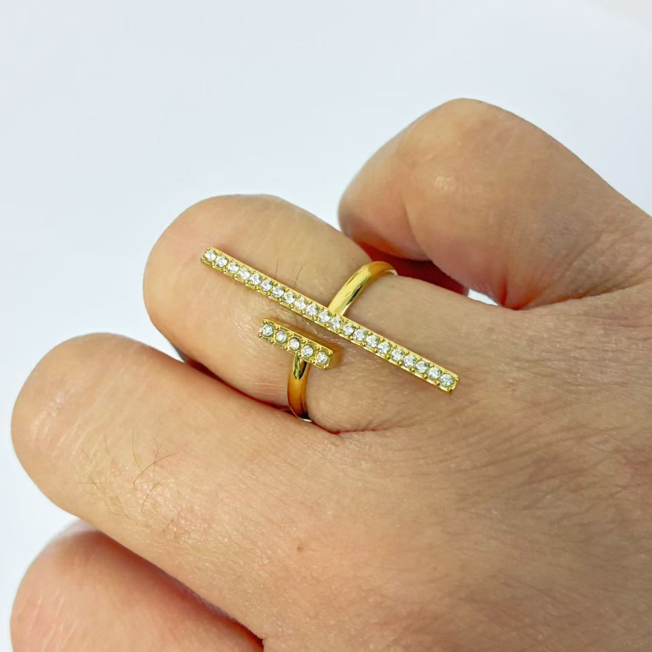 Anello Lineare Geometrico – Design Moderno e Minimal