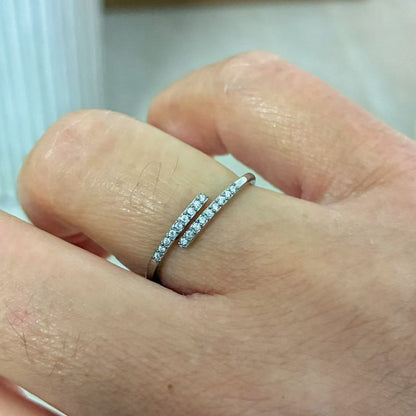 Anello Minimal con Zirconi