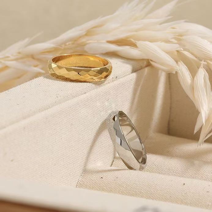 Anello “Superficie Incisa” – Fascia Decisa dal Gusto Moderno