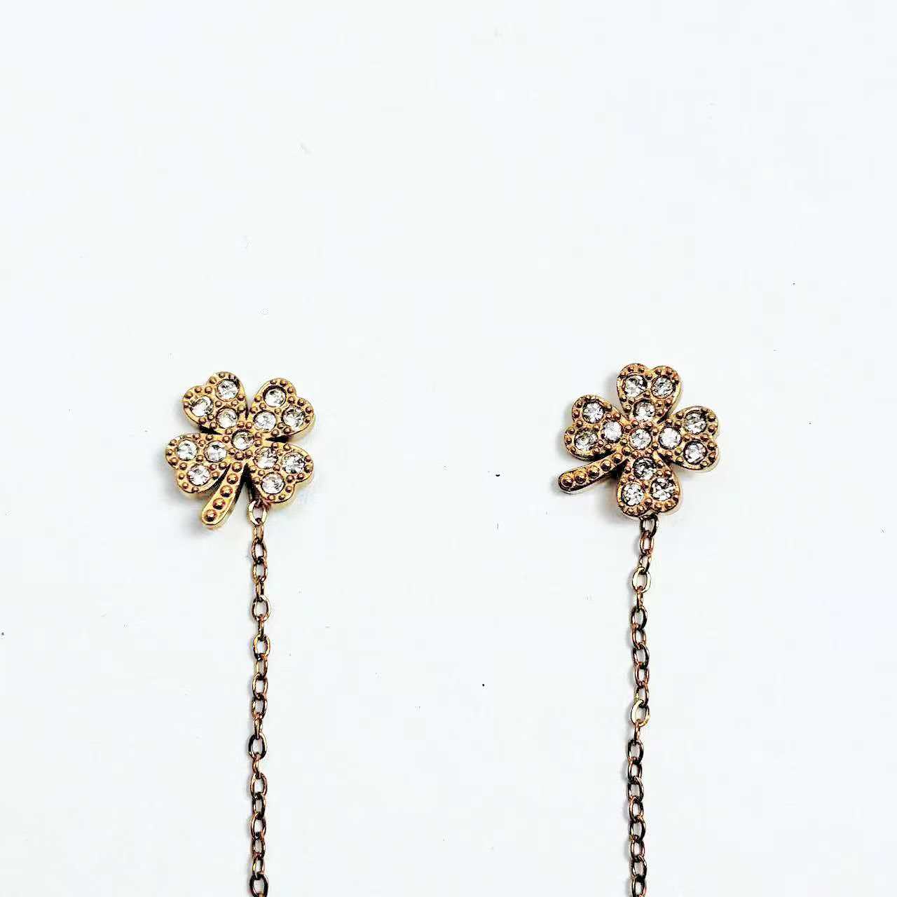 Orecchini “Trifoglio Segreto” – Pendenti Delicati dal Tocco Portafortuna