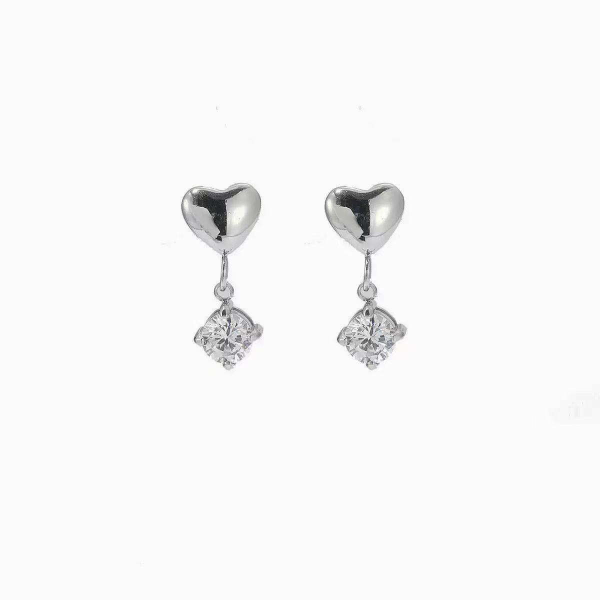 Orecchini "Essenza d'Amore" – Cuori Pendenti con Punto Luce