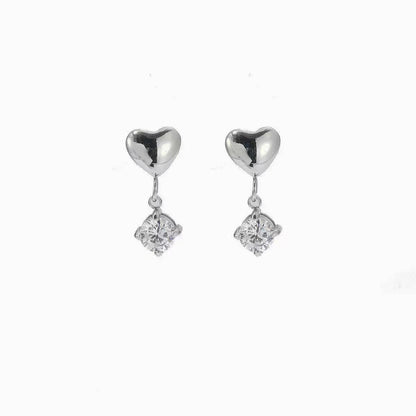 Orecchini "Essenza d'Amore" – Cuori Pendenti con Punto Luce