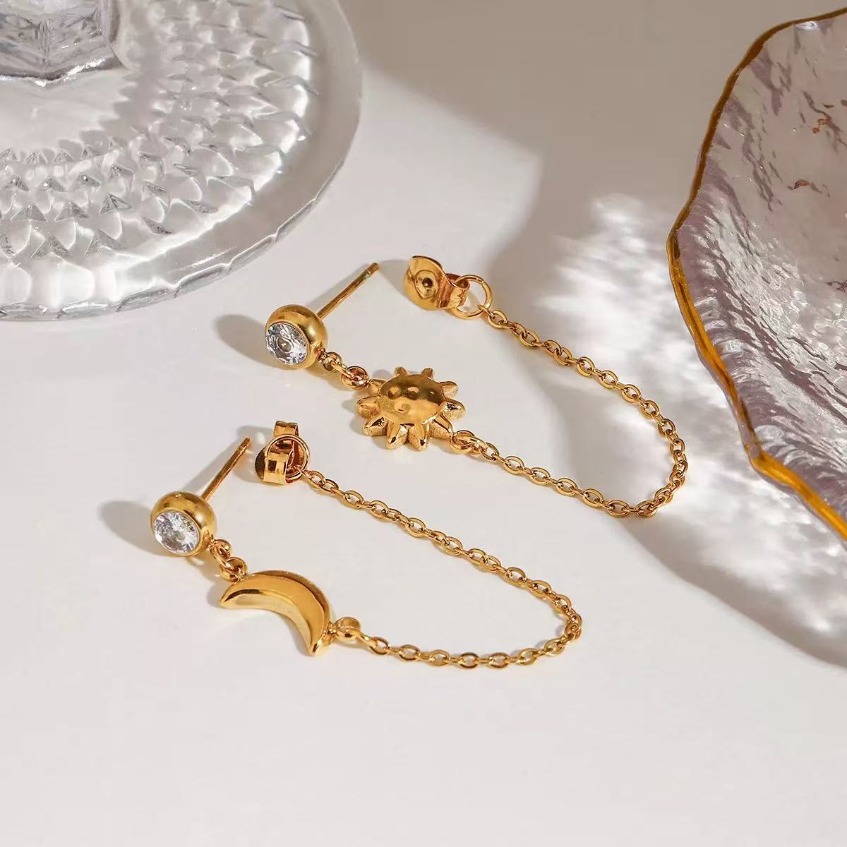 Orecchini Pendenti Sole & Luna – Stile Delicato e Brillante