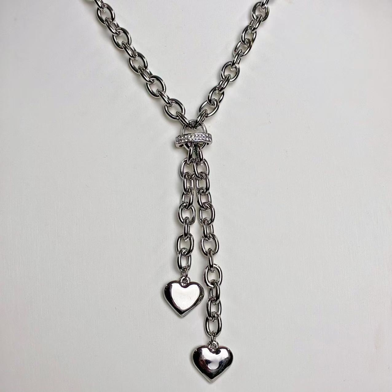 Collana “Cuori a Cascata” – Audacia Romantica in Chiave Moderna