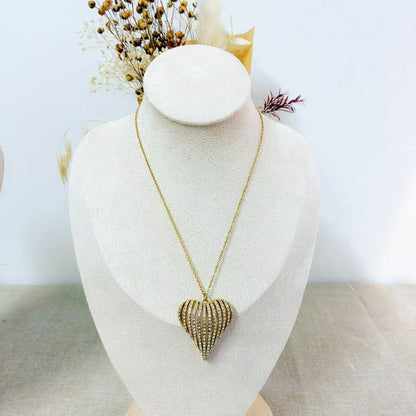 Collana “Cuore Aereo” – Eleganza e Luce in Movimento