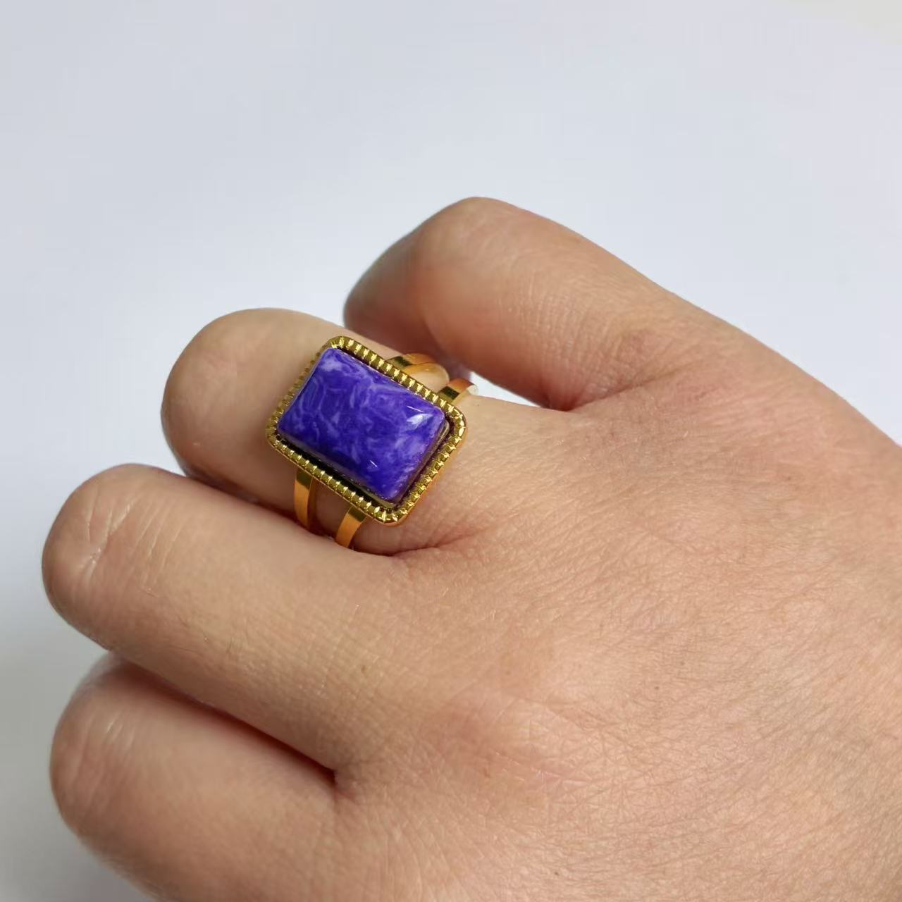 Anello con Pietra Rettangolare Viola – Acciaio Inossidabile Oro