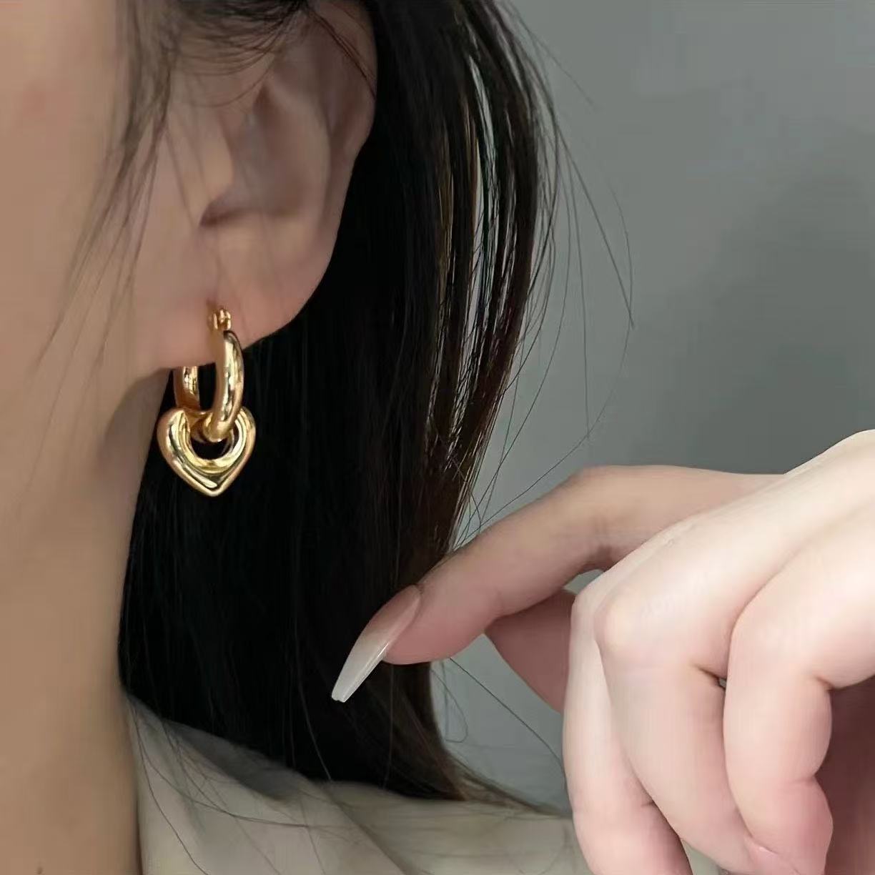 Orecchini a Nodo Scultoreo — Modernità, Volume e Stile Deciso