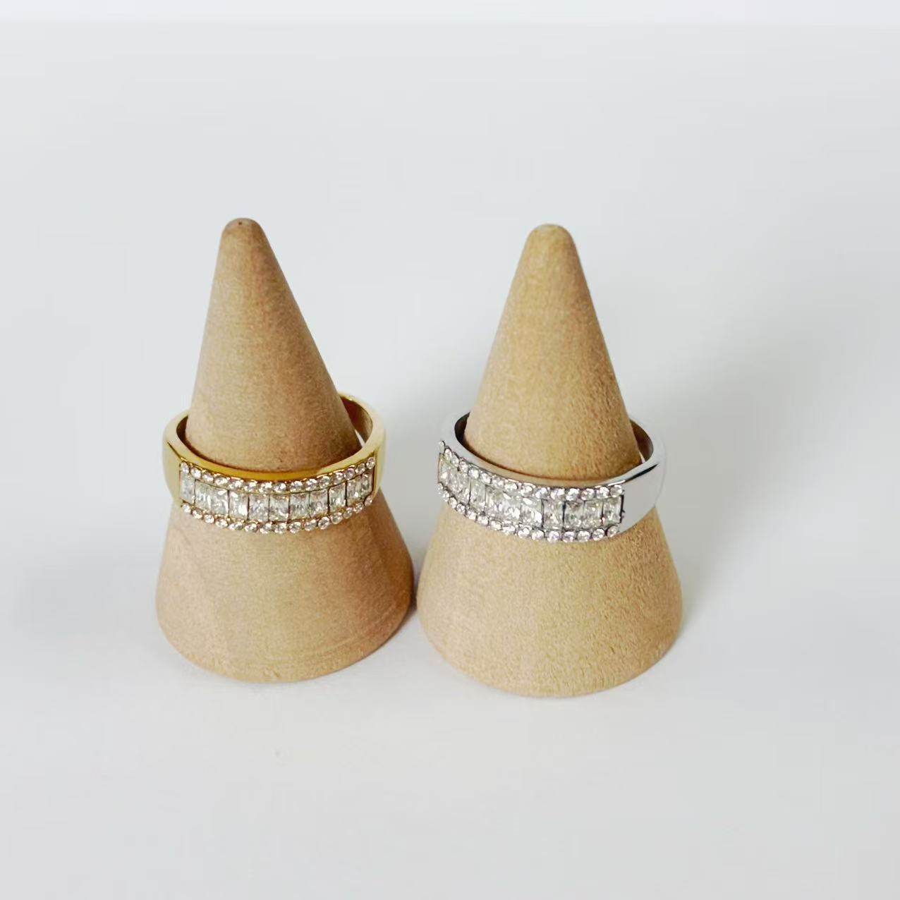 Anello “Linea di Brillanti” – Eleganza Moderna e Luminosità Raffinata