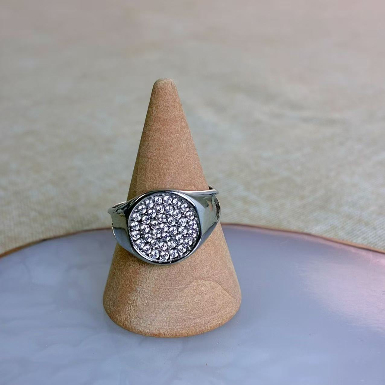 Anello mignolo “Sfera di Brillanti” – L’essenza del lusso moderno