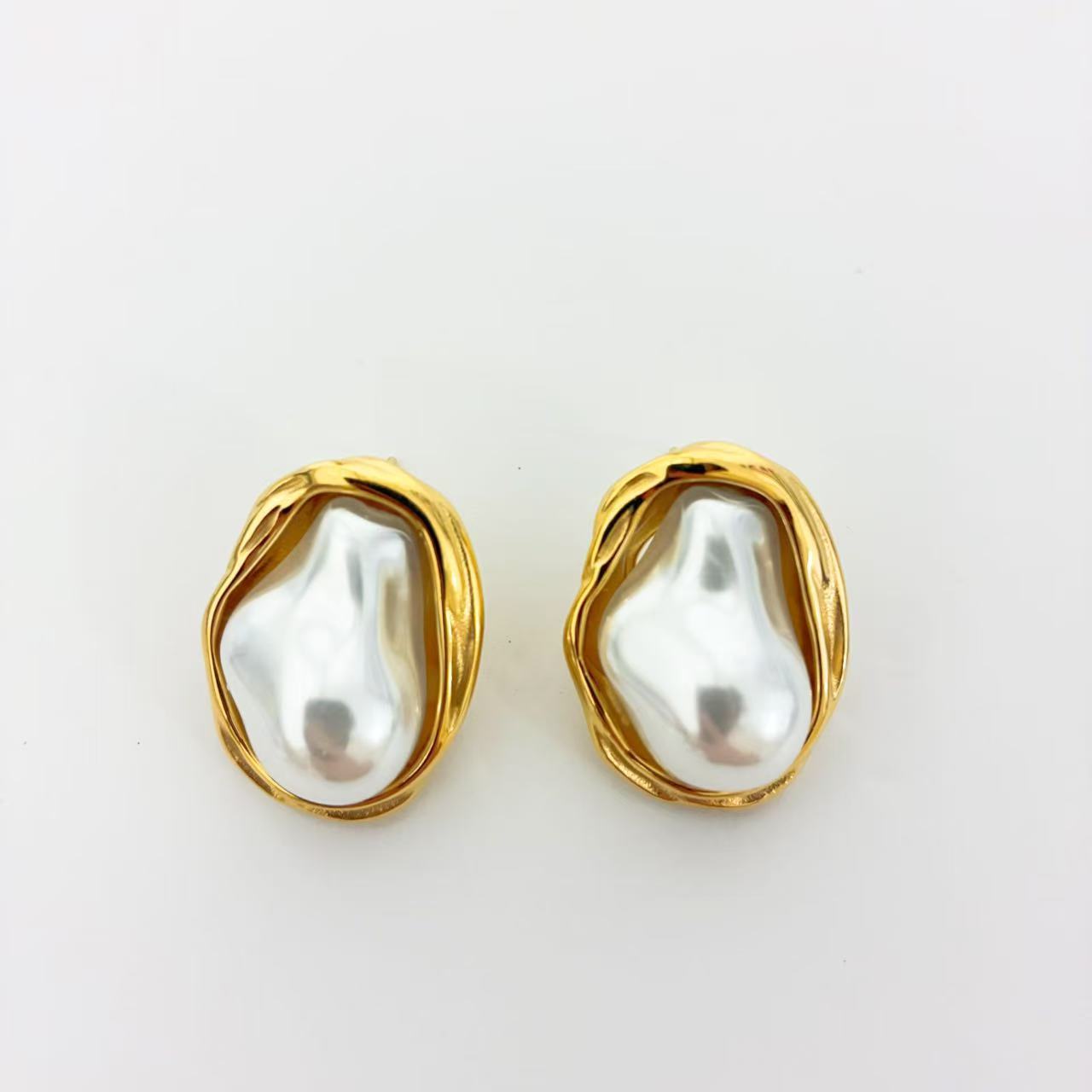 Orecchini Perla Irregolare – Design Avvolgente