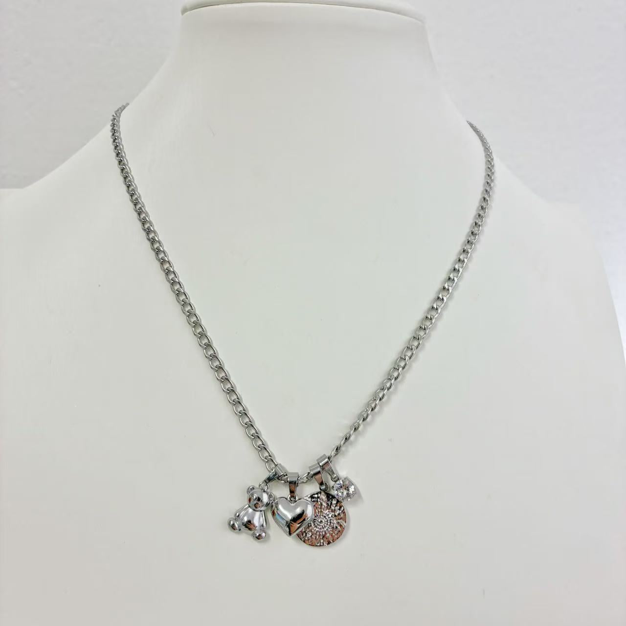 Collana “Charms Luminosi” – Dettagli Romantici e Stile Moderno