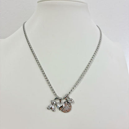 Collana “Charms Luminosi” – Dettagli Romantici e Stile Moderno