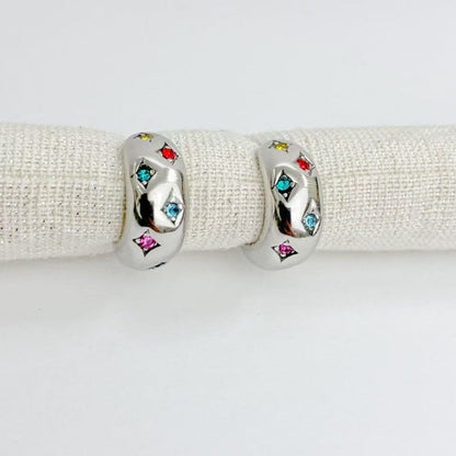 Orecchini “Colori Incisi” – Cerchi Dorati con Gemme Multitonali dal Fascino Artistico