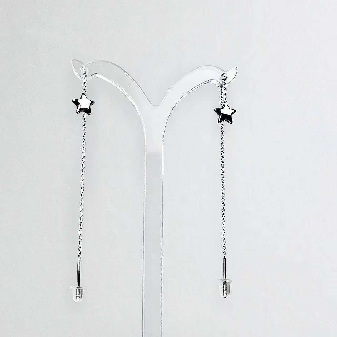 Orecchino “Stella Errante” – Pendente Essenziale dal Fascino Sospeso