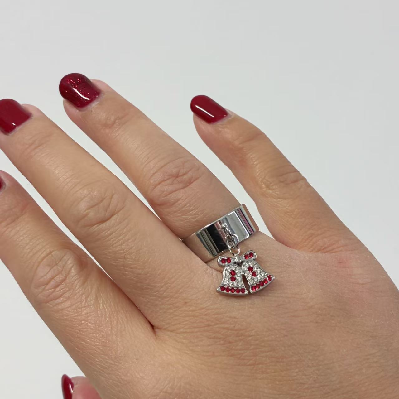 Anello Regolabile con Ciondolo Campanelli – Dettaglio Festivo Luminoso