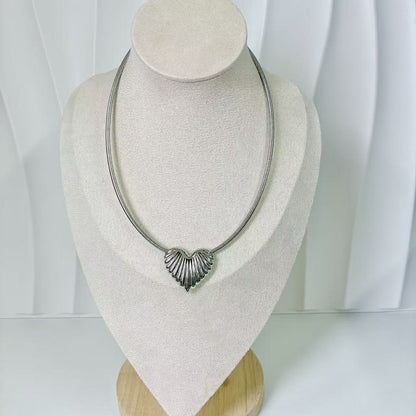 (C251)Collana semirigida con cuore in acciaio inox
