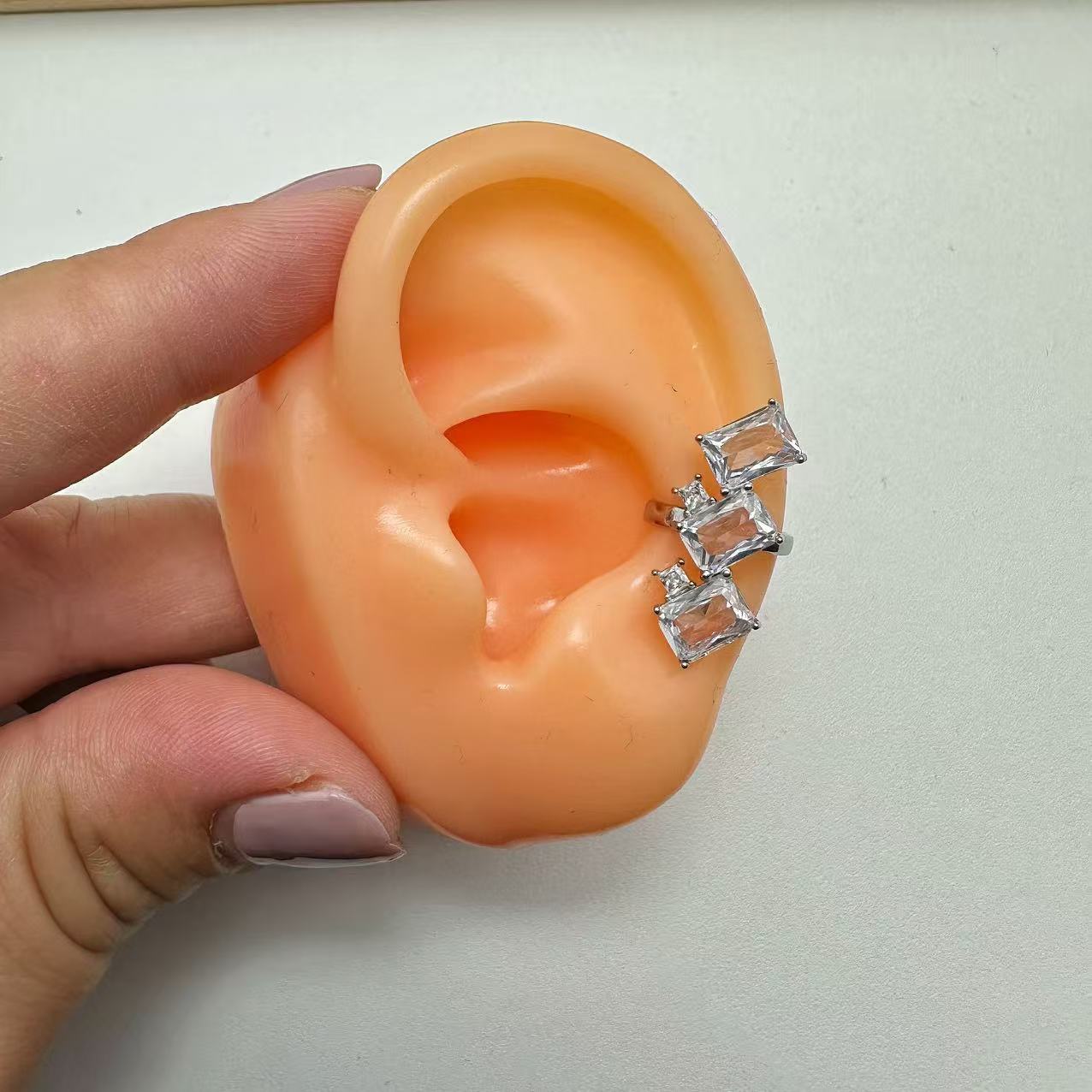 (E053)Ear cuff con zirconi