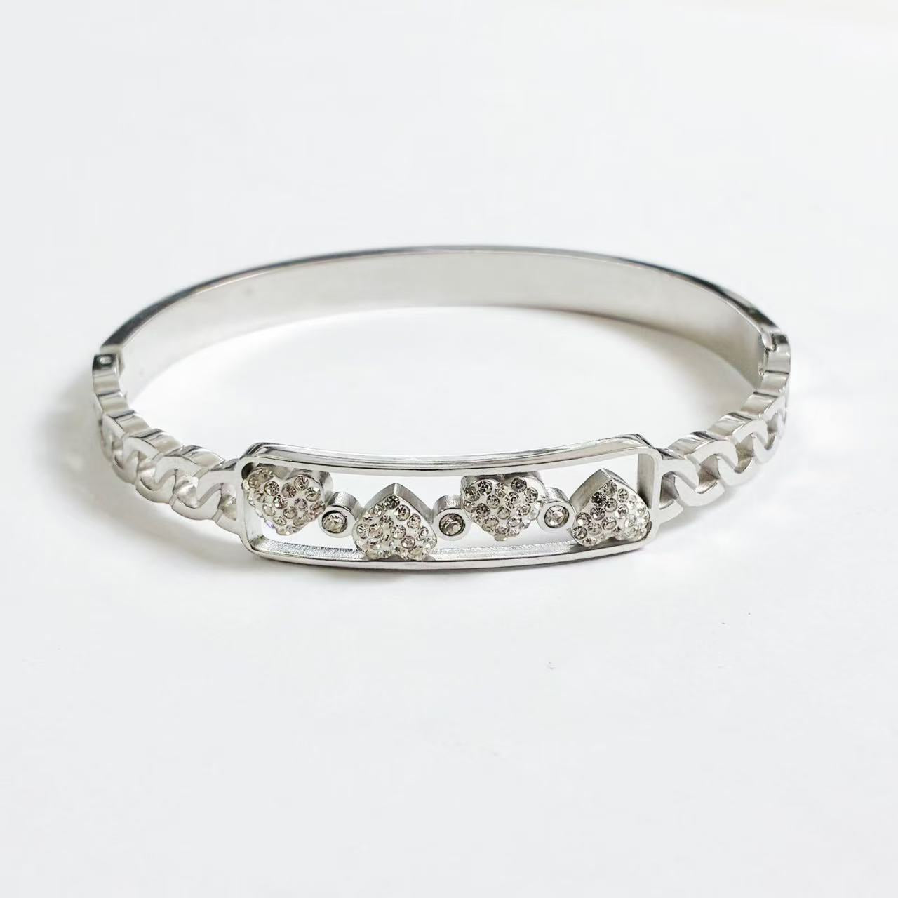 Bracciale Rigido “Cuori Luminosi” – Romanticismo Moderno in Argento