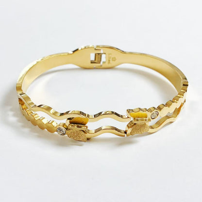 Bracciale “Onde Dorate” – Raffinatezza Fluida dal Fascino Prezioso