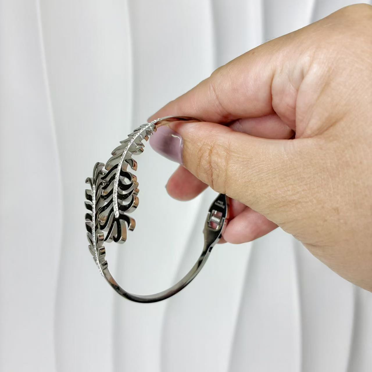 (B146)Bracciale rigido donna con molla foglie in acciaio inox