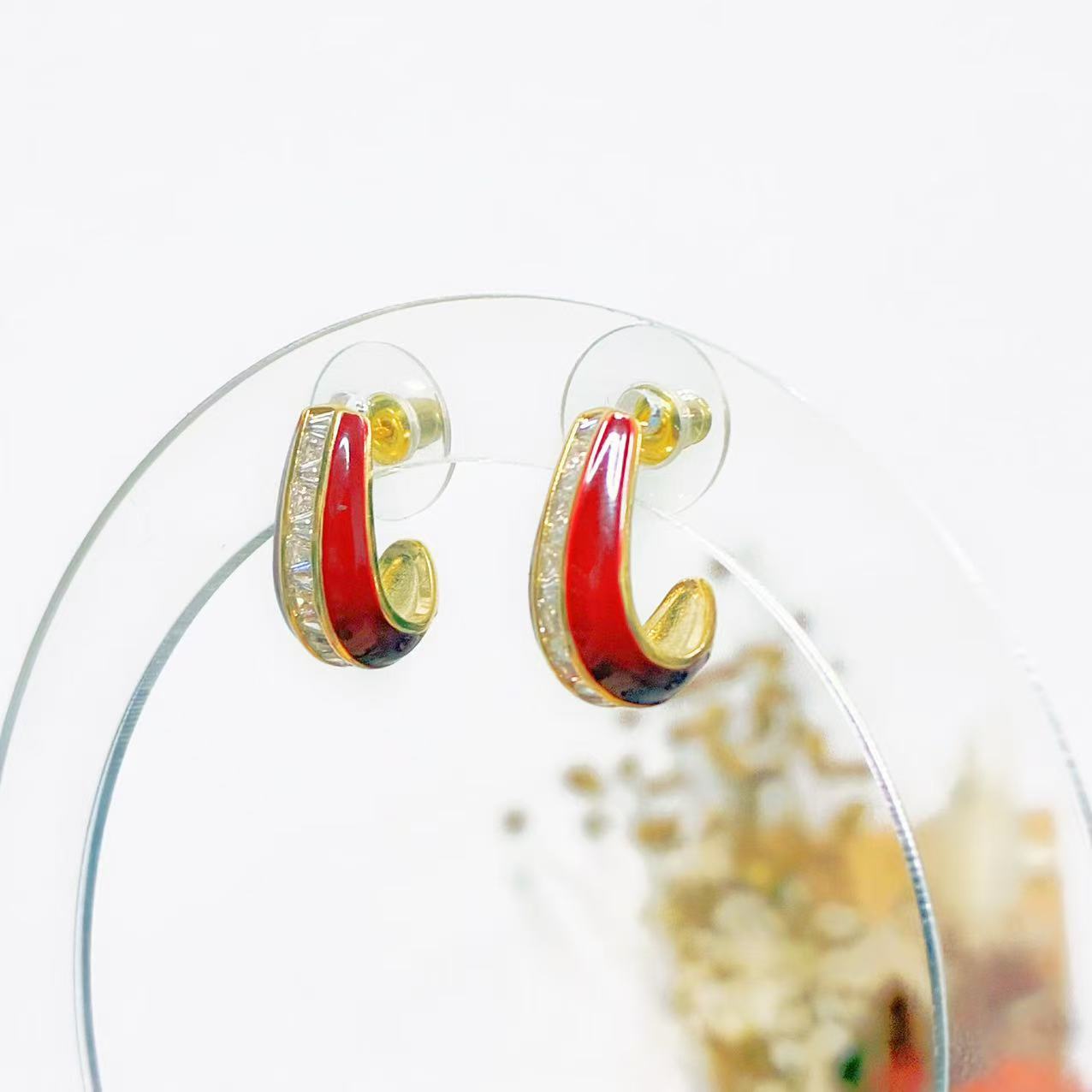 Orecchini a Lobo Rosso Smaltato con Cristalli – Eleganza Audace