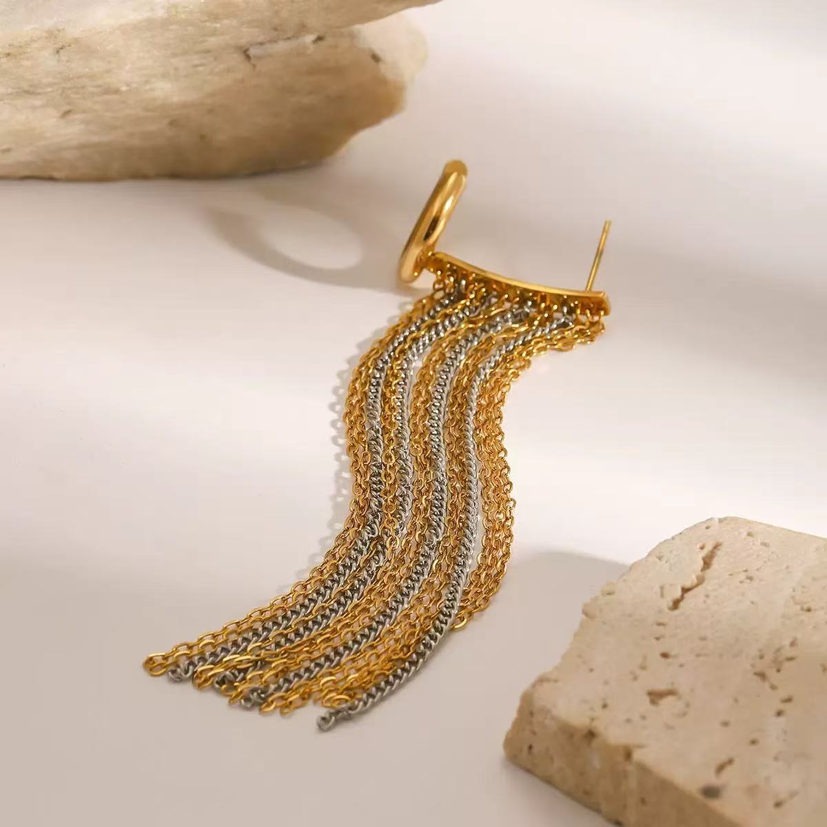 (E065)Orecchino Ear cuff con catene pendenti bicolore