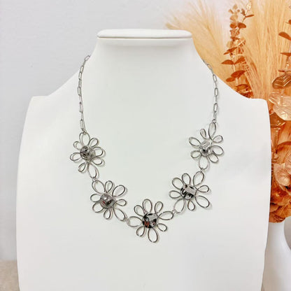 Collana “Giardino d’Acciaio” – Fiori Scultorei dal Disegno Arioso