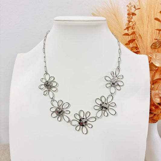 Collana “Giardino d’Acciaio” – Fiori Scultorei dal Disegno Arioso