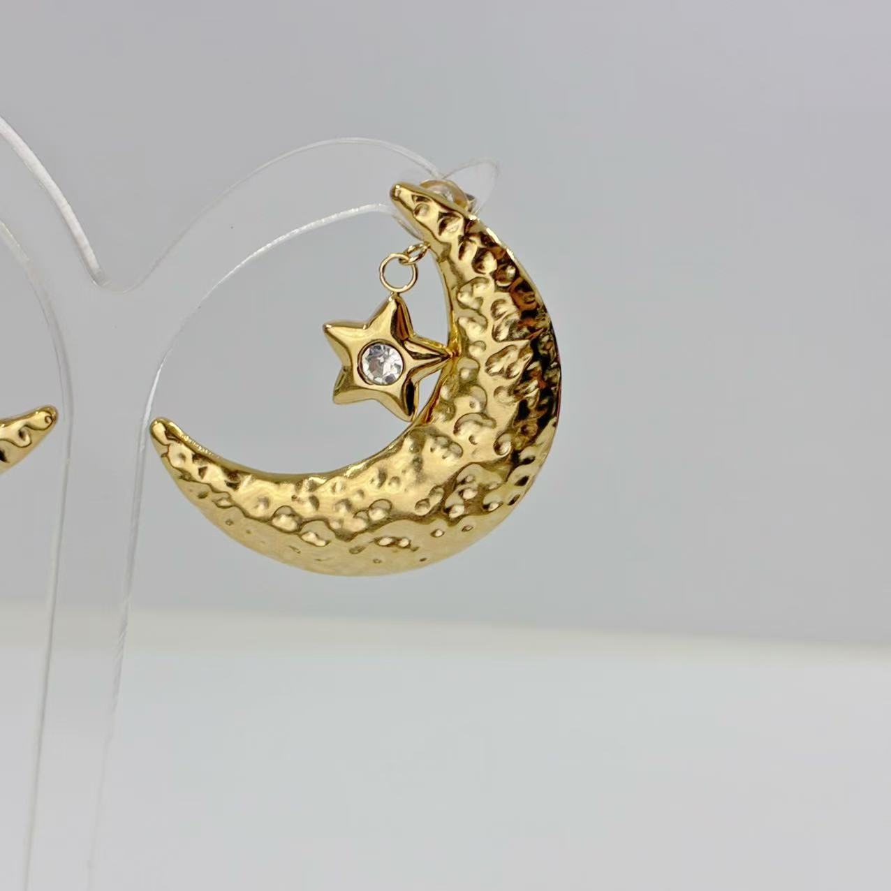 Orecchini “Luna & Stella Dorata” – Eleganza Celestiale e Charme Brillante