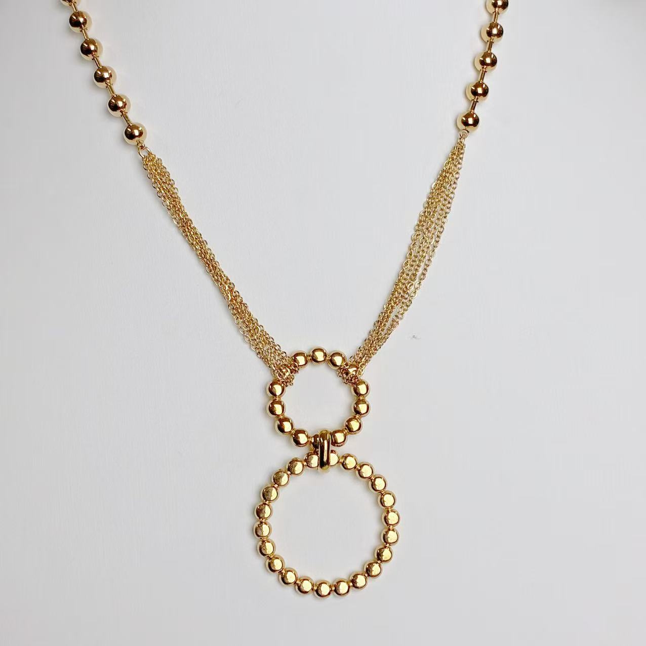 Collana “Doppio Cerchio Luminoso” – Geometria Elegante in Oro Moderno