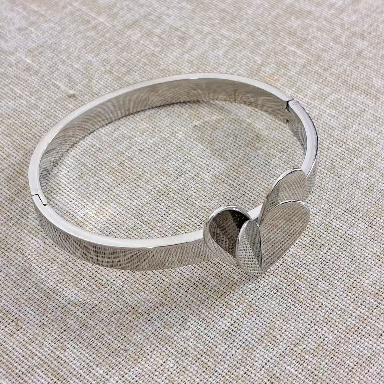 Bracciale rigido con cuore con la chiusura laterale