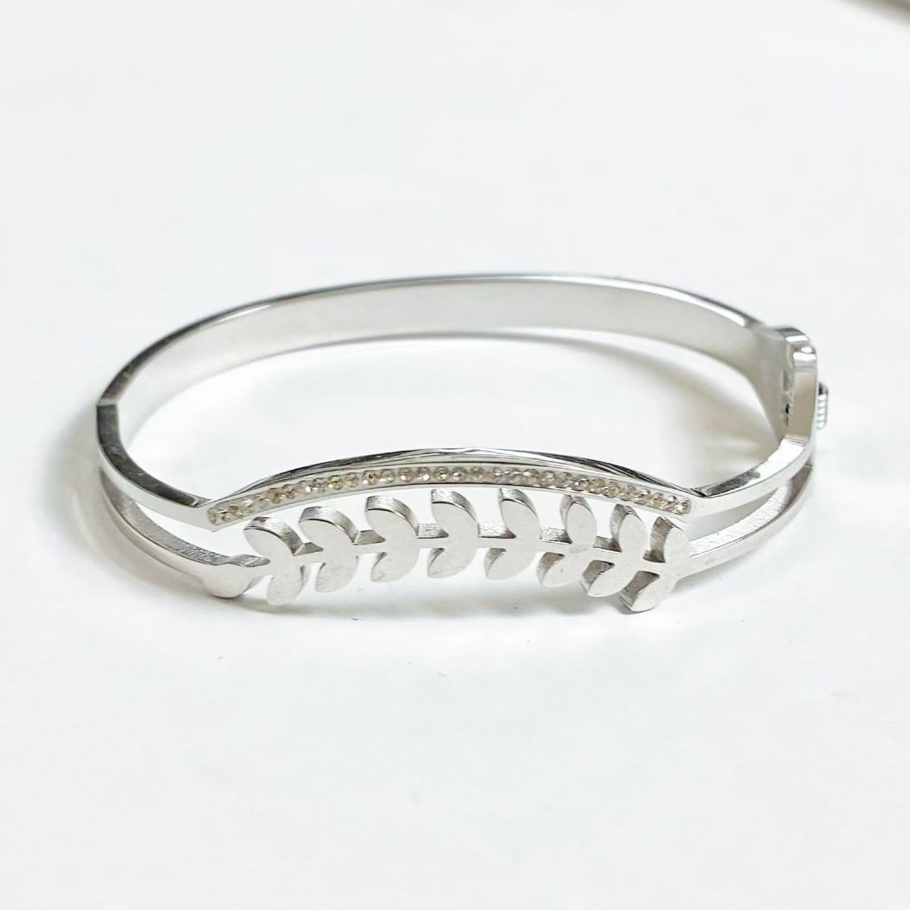 Bracciale “Foglia Essenziale” – Eleganza Naturale in Acciaio