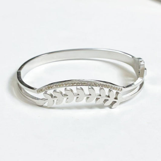 Bracciale “Foglia Essenziale” – Eleganza Naturale in Acciaio