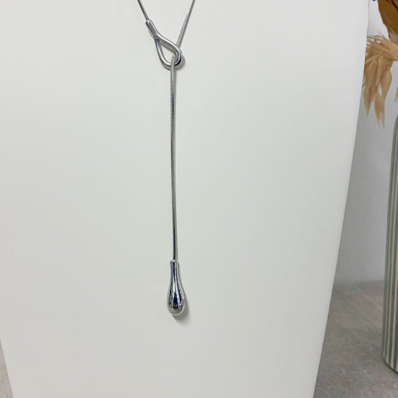 Collana Lunga saliscendi con Nodo & Pendente a Goccia – Eleganza Minimal Chic