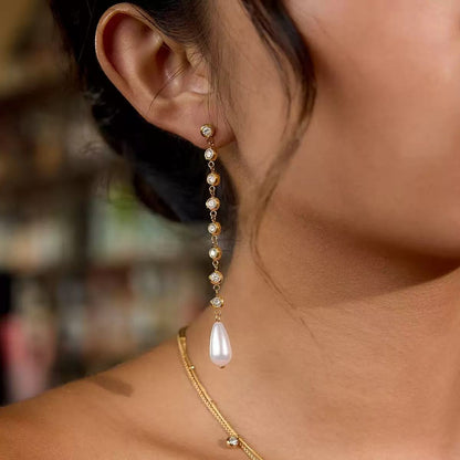 Orecchini Pendenti con Cristalli e Goccia Perlacea — Eleganza Slanciata e Luminosità Raffinata